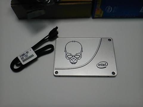 今回は、ドライブとSATAケーブルを使用します