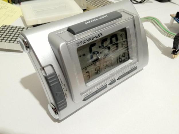 唐突に表れた謎のデジタル時計!