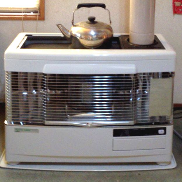 価格も高かったけど強力です 石油暖房機 サンポット Ksh 709kc M 煙突式 カベック 22kg のレビュー ジグソー レビューメディア