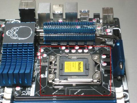 CPUソケットを囲む美麗なヒートパイプ・ヒートシンク