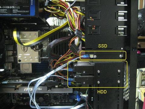 ブートドライブSSDと2基のデータドライブHDD