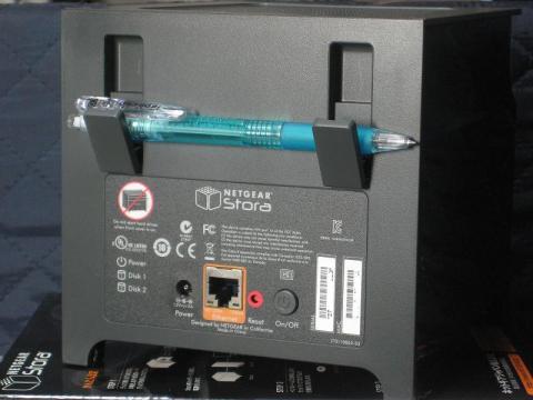 背面にある、HDD取り外し用レバー