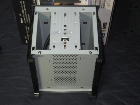 正面カバーを取り外した: HDDがない!