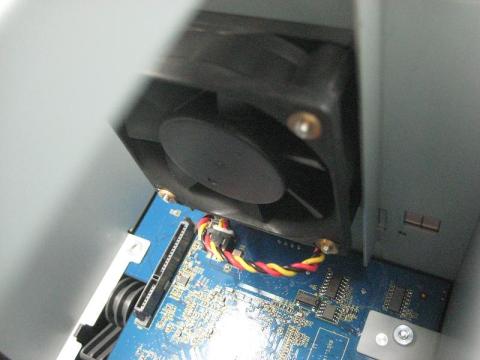 内部の様子(上面からぶら下がるファン)