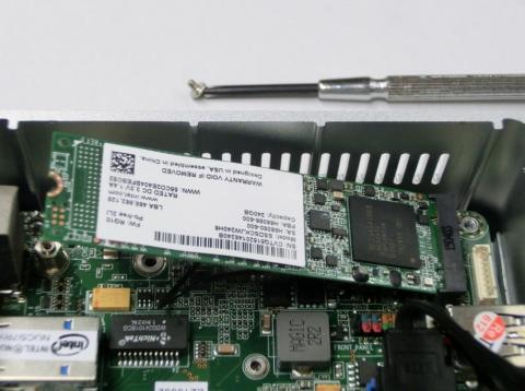 M.2 SSDを斜めに挿入したところ