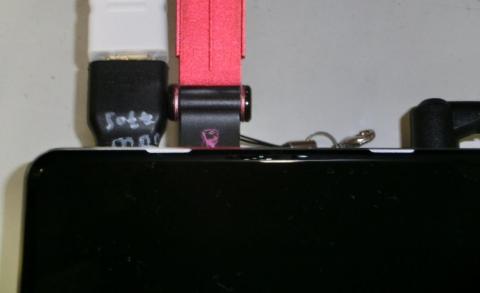 背面のMini-HDMIポートとUSB3.0ポートの間隔