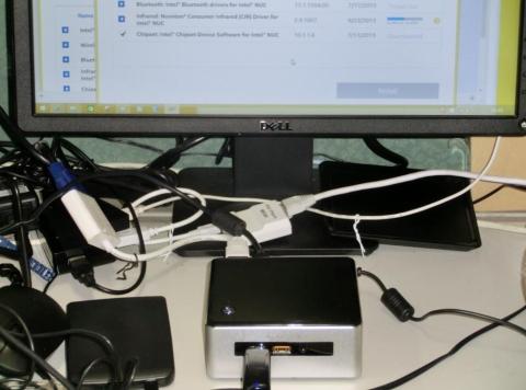 NUCのコンパクトさで狭いスペースでも使える