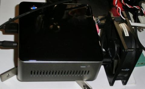 「底面スペーサ+背面排気ファン」による冷却