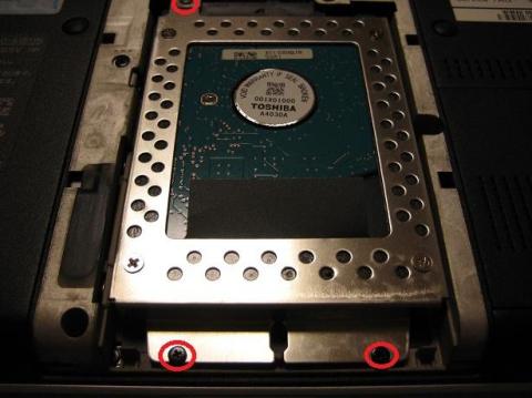 赤丸部分のねじを外す