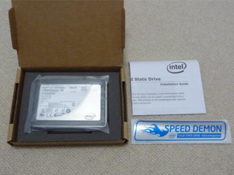 箱の中はSSDと説明書、シールの3点です。