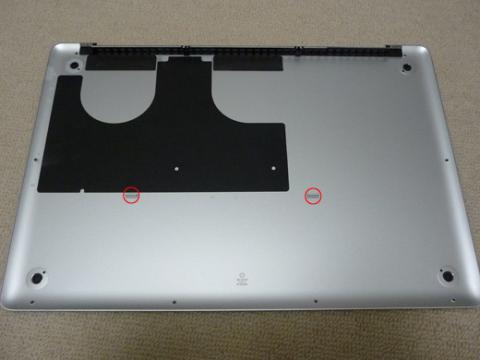 裏蓋を外す際、中央あたりにあるツメの2カ所が固いので、そこを外すように意識して裏蓋を持ち上げると外れます。角の方から外そうとすると裏蓋が歪むので、左右から均等に持ち上げるのが外しやすいです。