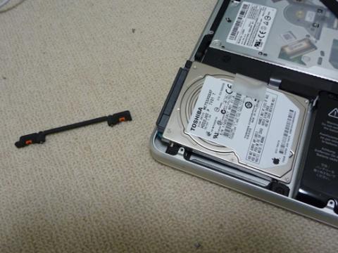 ネジ自体はパーツの一部なので、ネジだけ外れる事はありません。