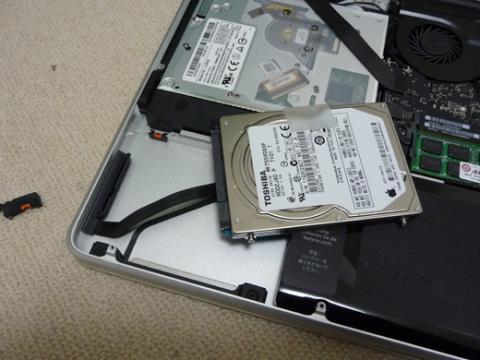 SATAの接続端子を外します。SATAケーブルが非常に薄いので切れたり折れたりしないようにします。