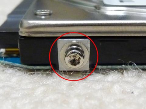 HDDのマウンタを星形トルクスドライバーで外します。前後合計4カ所外します。