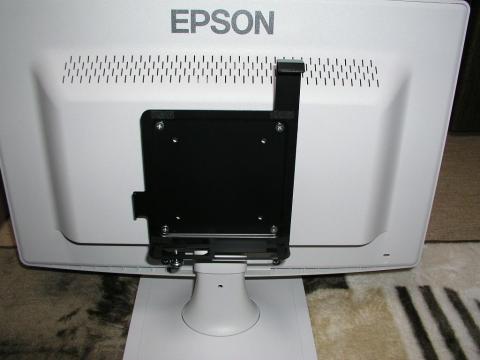 真下にある手回しネジで、最終的に固定する。