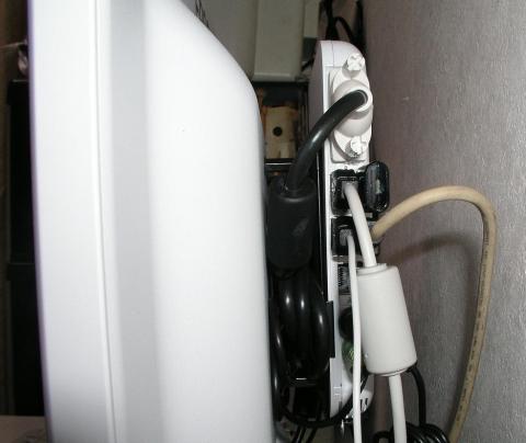 見た目は悪いが、配線がタレ下がらず、前から見るとスッキリ。