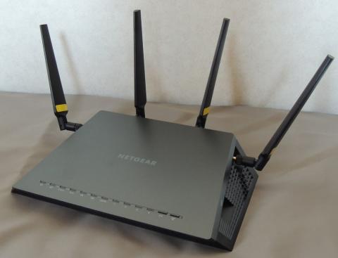NETGEAR R7500 Wifiルータ本体。某国のステルス機っぽいデザイン。