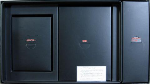 本体を取り出すと、下に付属品が小分けされた状態で入っていました。