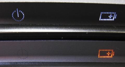 向かって左側にある、インジケータです。