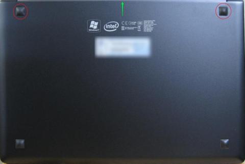 底面のパネルを外します。