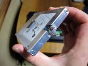 完全に緩めても抜けないようになっています