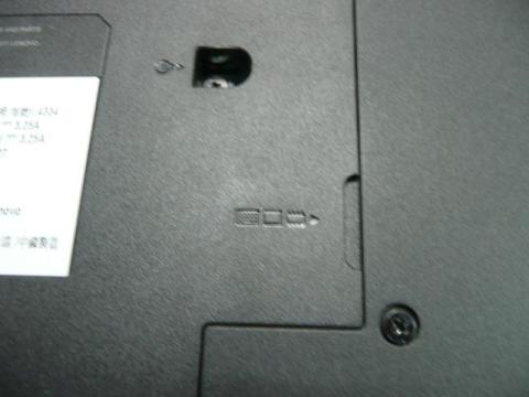 中央にメモリ、HDD等の刻印がある