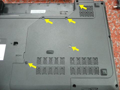 外すネジは5箇所(黄色の矢印の先)