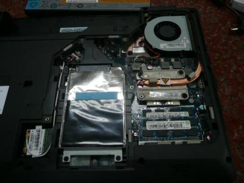 裏ブタを開けた。HDDもメモリも丸見え状態。簡単簡単。