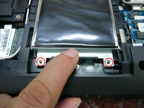 HDDを固定しているネジ(赤丸部分)を外し、手前に引くとHDDが取れる