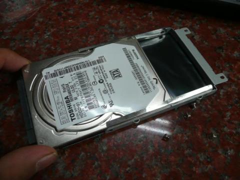 HDD枠側面のネジを4つ外してHDDを引き抜けば分解完了。