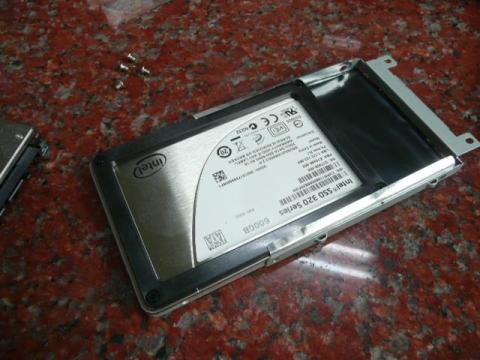 SSDをHDD枠にはめ込む