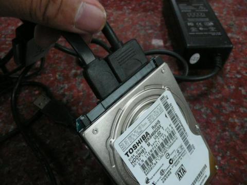 変換ケーブルをHDDにつなげる。