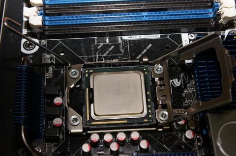 CPUを乗せてレバーを降ろします。