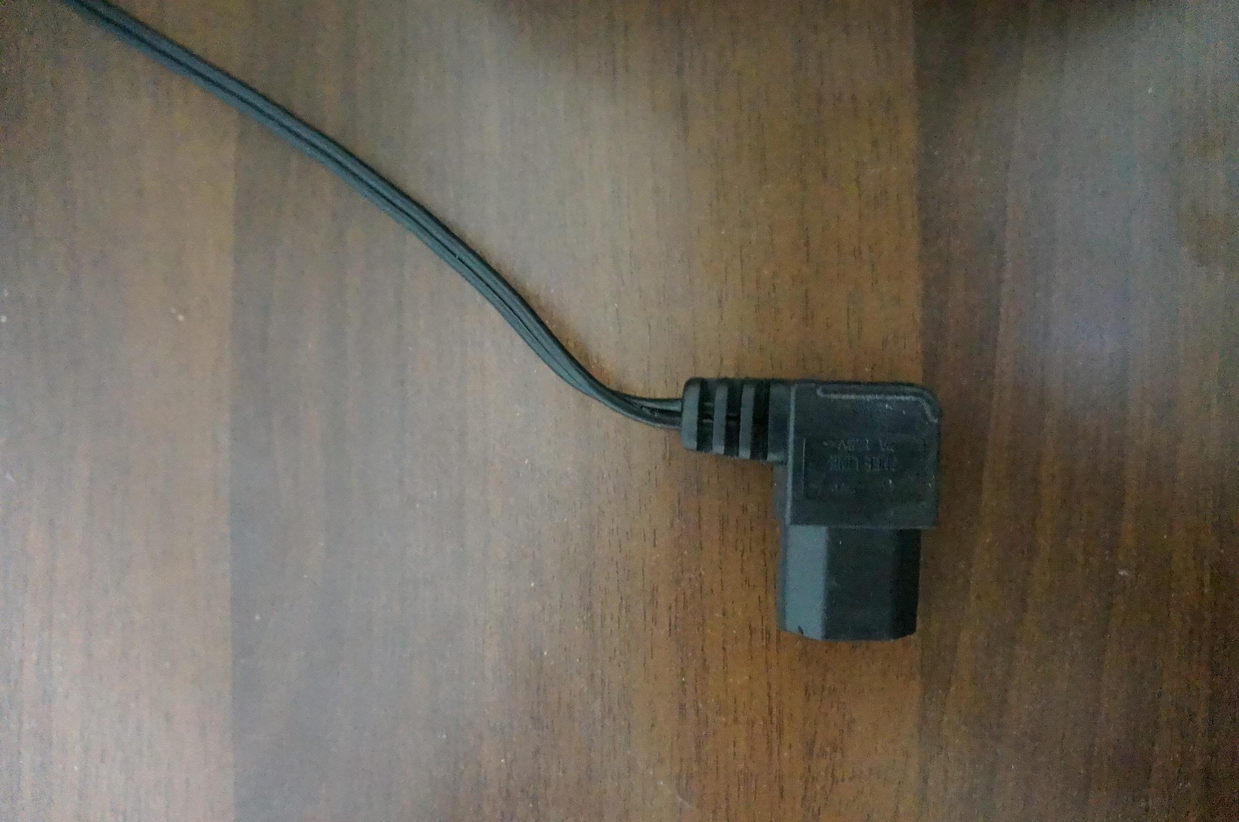 出っ張る電源コードをスマートに L字型コードで奥行きを少しでも短くする アイネックス Ac電源ケーブル 極細l型タイプ Acp 15l Bkのレビュー ジグソー レビューメディア