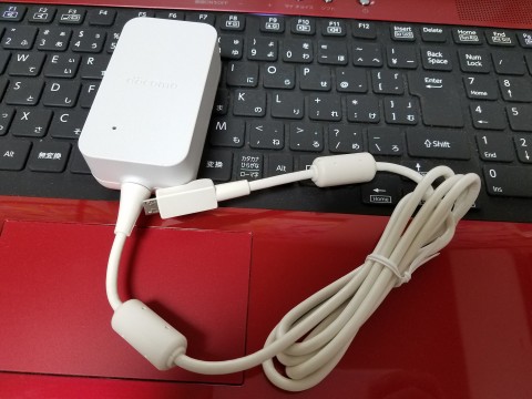 Docomoのquick Charge 2 0対応アダプタをauのガラホで使う ドコモ純正 Docomo Acアダプタ05 急速充電 Quick Charge 2 0のレビュー ジグソー レビューメディア