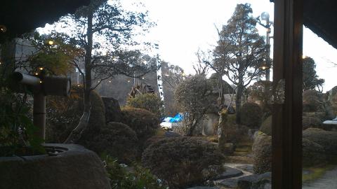 お店の中からの庭園風景です