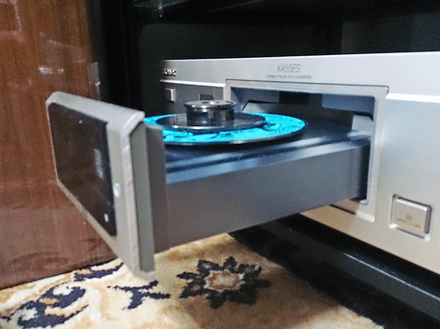 可変デジタルフィルターを搭載し、さらに電源部などの強化も図ったES