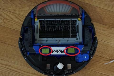 赤丸部分の2つの帯を両手でもってバッテリを外す