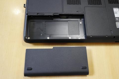 お約束のバッテリー外し