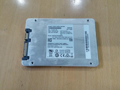 4隅にネジ穴が開いておりマウントを元の通りにネジ止めしたらOK!