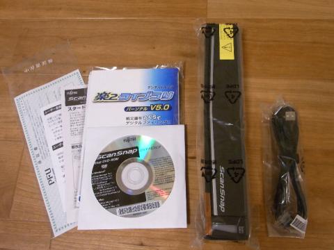 内容物:本体、USBケーブル、DVD-ROM2枚、説明書、保証書