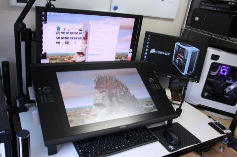 横に倒した作業スタイル(キーボードを下に入れる折りたたみ式の支持脚があります)