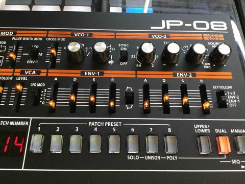 RolandのJupiter−8アナログシンセを現代の技術で蘇らせた逸品