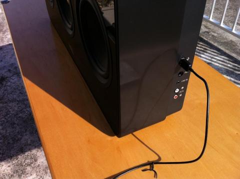 電池駆動で手軽に外で音楽が楽しめる TDK Boombox SP-XA6803