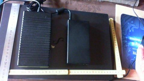 左が160Wアダプター 右が付属の19.5V 6.15A 120W