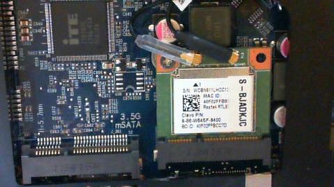 右側に白いラベルの物が無線LANモジュール