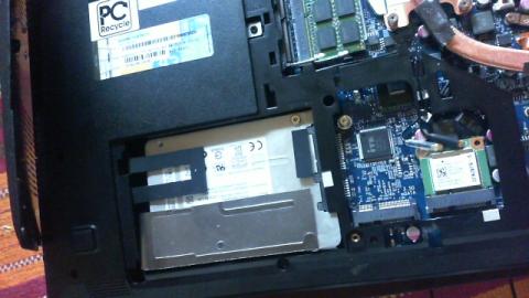 SSDと装着プラスチックの間に