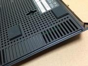 天板を除き全体的に網目やスリット上になっている。おそらく排熱を考慮しているものと思われる。