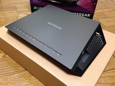 本体だけでも無線LANルーターとしてはかなり大きめ