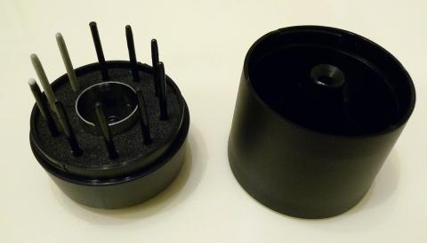 ペンスタンドには4種類の替え芯と芯抜き(中心の銀色のわっか)が内蔵されている